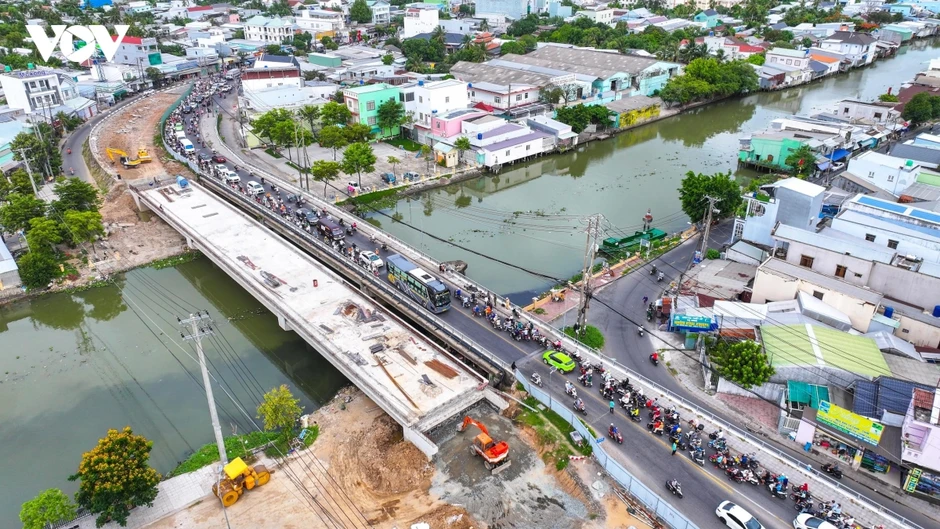 Ô tô mất lái tông liên hoàn nhiều xe máy trên cầu Ô tô mất lái tông liên hoàn nhiều xe máy trên cầu