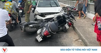 Ô tô mất lái tông liên hoàn nhiều xe máy trên cầu