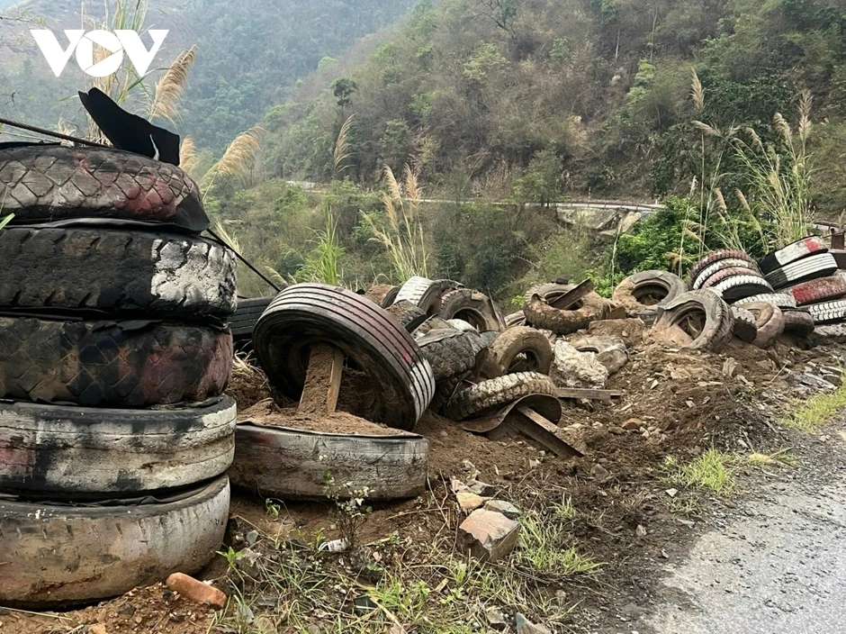 Ô tô tải mất lái lao xuống taluy âm trên Quốc lộ 37, một người tử vong Ô tô tải mất lái lao xuống taluy âm trên Quốc lộ 37, một người tử vong