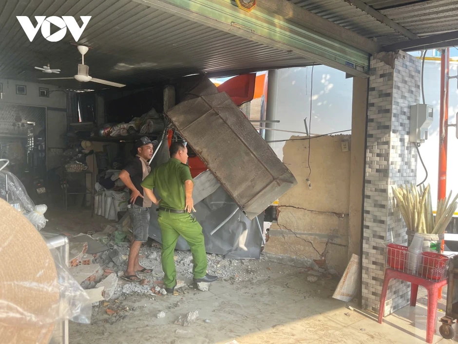 Ô tô tải mất thắng, tông sập tường nhà dân tại Đồng Tháp Ô tô tải mất thắng, tông sập tường nhà dân tại Đồng Tháp