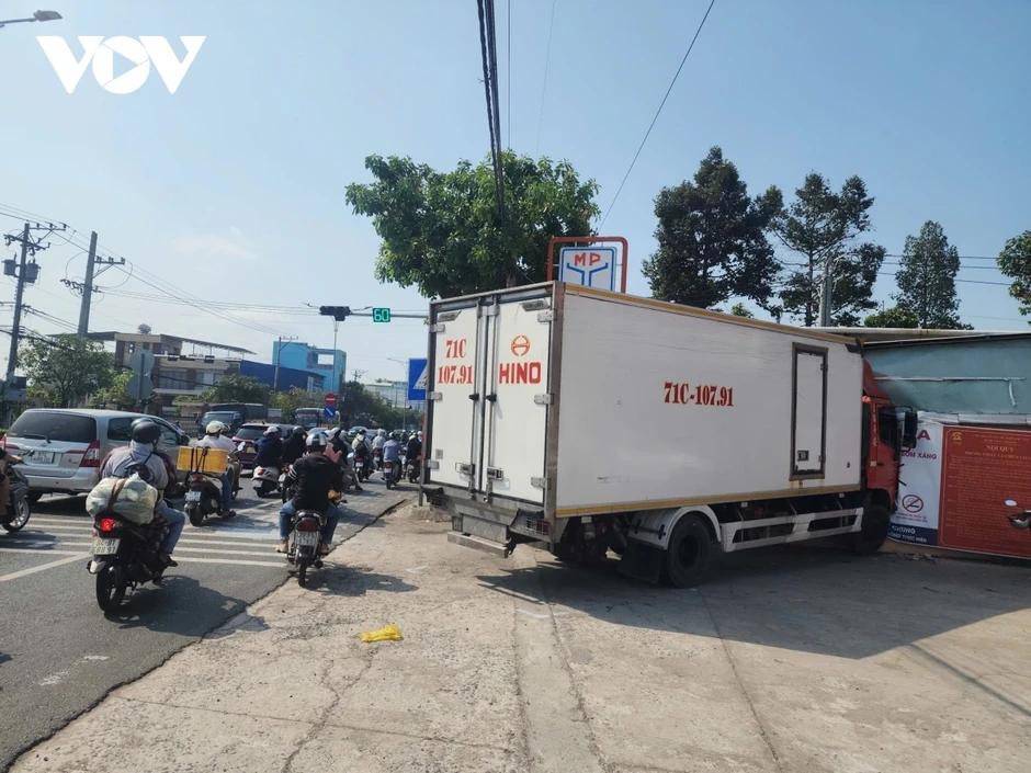Ô tô tải mất thắng, tông sập tường nhà dân tại Đồng Tháp Ô tô tải mất thắng, tông sập tường nhà dân tại Đồng Tháp