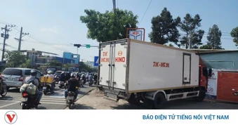 Ô tô tải mất thắng, tông sập tường nhà dân tại Đồng Tháp