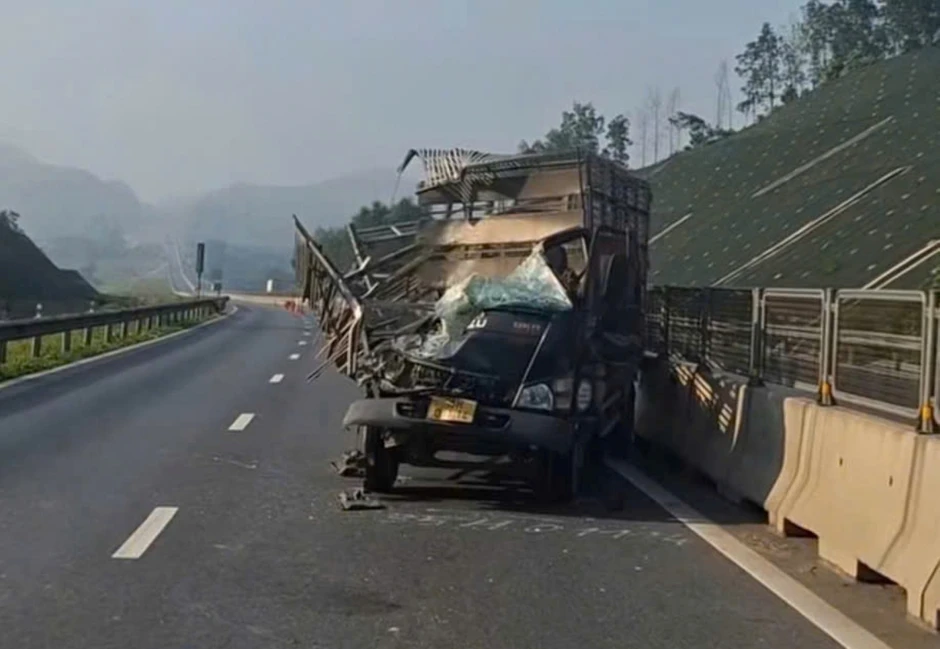 Ô tô tải va chạm xe đầu kéo trên cao tốc Bắc - Nam ở Quảng Trị, 1 người chết Ô tô tải va chạm xe đầu kéo trên cao tốc Bắc - Nam ở Quảng Trị, 1 người chết