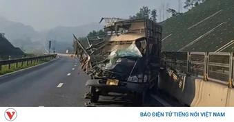 Ô tô tải va chạm xe đầu kéo trên cao tốc Bắc - Nam ở Quảng Trị, 1 người chết