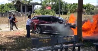 Ô tô tiền tỉ cháy dữ dội khi chủ xe đang dự đám cưới