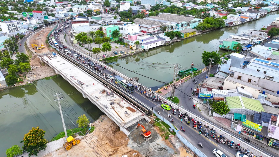 Ô tô tông nhiều xe máy trên cầu, nhiều người bị thương, ùn tắc kéo dài Ô tô tông nhiều xe máy trên cầu, nhiều người bị thương, ùn tắc kéo dài