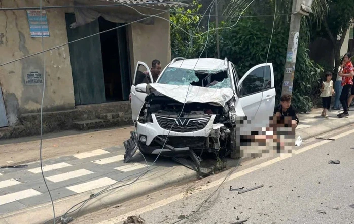 Ô tô va chạm xe máy, 3 người trong gia đình thương vong Ô tô va chạm xe máy, 3 người trong gia đình thương vong