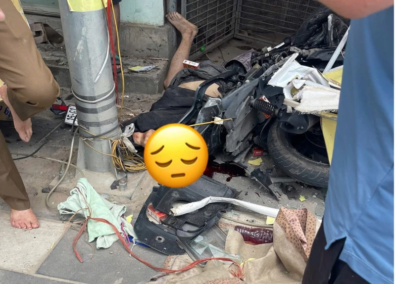 Ô tô va chạm xe máy, ba người trong một gia đình thương vong Ô tô va chạm xe máy, ba người trong một gia đình thương vong