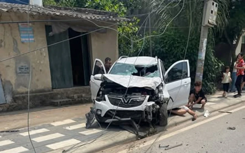 Ô tô va chạm xe máy, ba người trong một gia đình thương vong Ô tô va chạm xe máy, ba người trong một gia đình thương vong