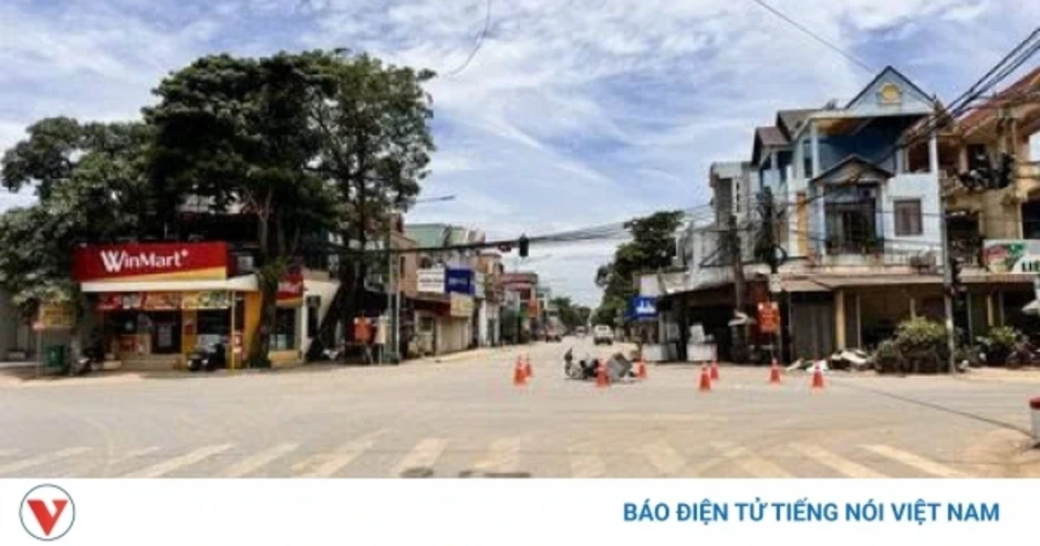 Ô tô vượt đèn đỏ tông xe máy khiến 1 người bị thương nặng tại Thanh Hóa Ô tô vượt đèn đỏ tông xe máy khiến 1 người bị thương nặng tại Thanh Hóa