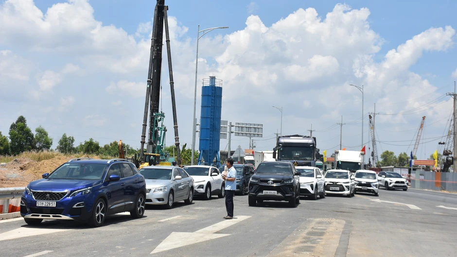 Ô tô xếp hàng dài chờ vào cao tốc Hậu Giang - Cà Mau Ô tô xếp hàng dài chờ vào cao tốc Hậu Giang - Cà Mau