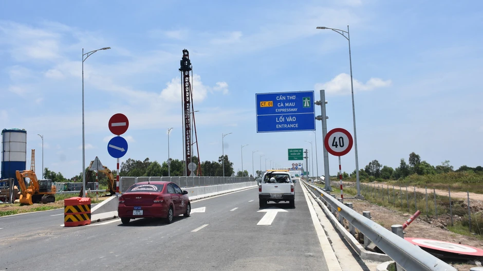 Ô tô xếp hàng dài chờ vào cao tốc Hậu Giang - Cà Mau Ô tô xếp hàng dài chờ vào cao tốc Hậu Giang - Cà Mau