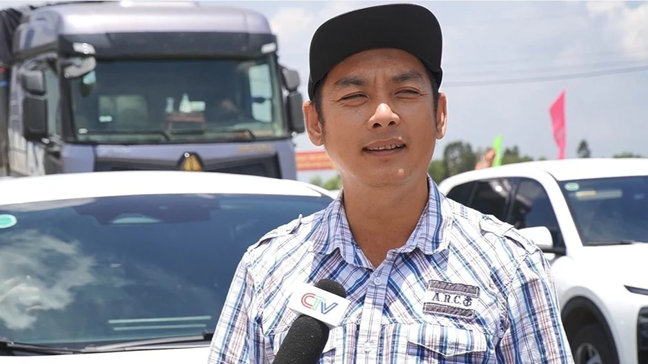 Ô tô xếp hàng dài chờ vào cao tốc Hậu Giang - Cà Mau Ô tô xếp hàng dài chờ vào cao tốc Hậu Giang - Cà Mau
