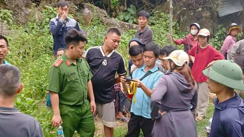Ông Dương điêu khắc lăng mộ mất tích, hàng trăm người lên núi tìm: Thấy xe máy cách nhà 10km Ông Dương điêu khắc lăng mộ mất tích, hàng trăm người lên núi tìm: Thấy xe máy cách nhà 10km