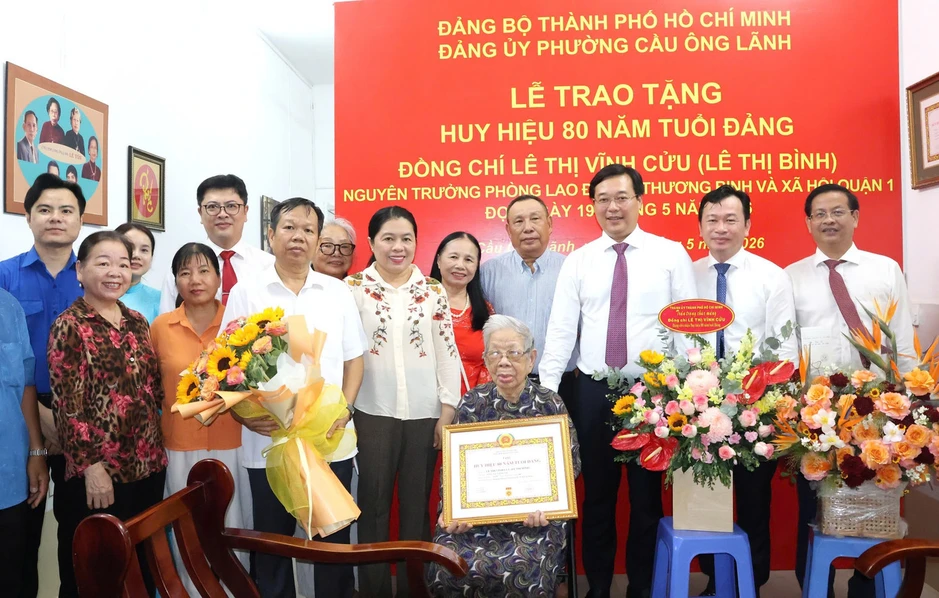 Ông Lê Quốc Phong trao Huy hiệu 80 năm tuổi Đảng tới hai cán bộ Ông Lê Quốc Phong trao Huy hiệu 80 năm tuổi Đảng tới hai cán bộ
