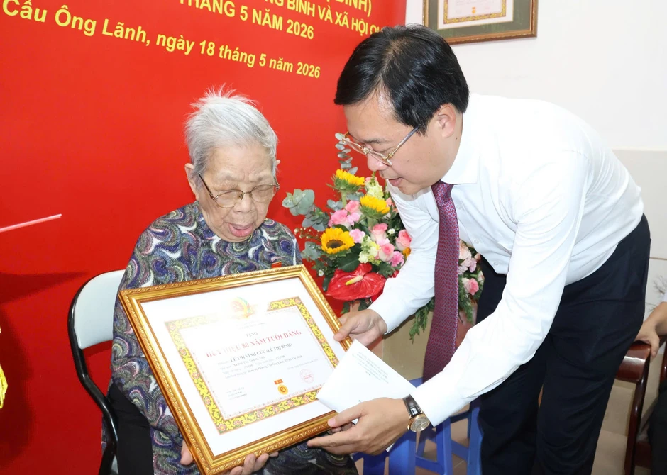Ông Lê Quốc Phong trao Huy hiệu 80 năm tuổi Đảng tới hai cán bộ Ông Lê Quốc Phong trao Huy hiệu 80 năm tuổi Đảng tới hai cán bộ