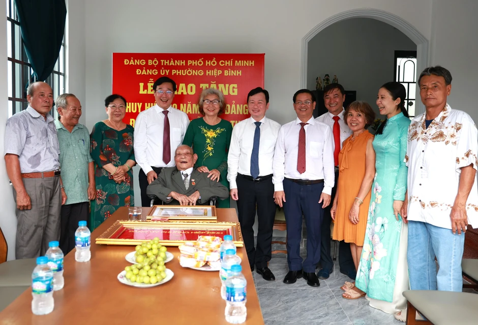 Ông Lê Quốc Phong trao Huy hiệu 80 năm tuổi Đảng tới hai cán bộ Ông Lê Quốc Phong trao Huy hiệu 80 năm tuổi Đảng tới hai cán bộ