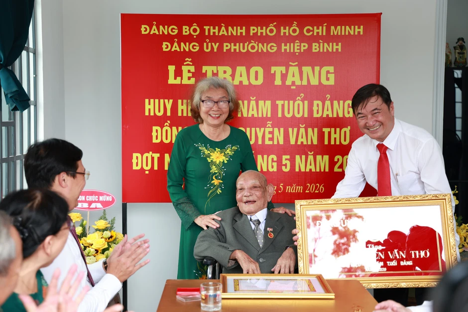 Ông Lê Quốc Phong trao Huy hiệu 80 năm tuổi Đảng tới hai cán bộ Ông Lê Quốc Phong trao Huy hiệu 80 năm tuổi Đảng tới hai cán bộ