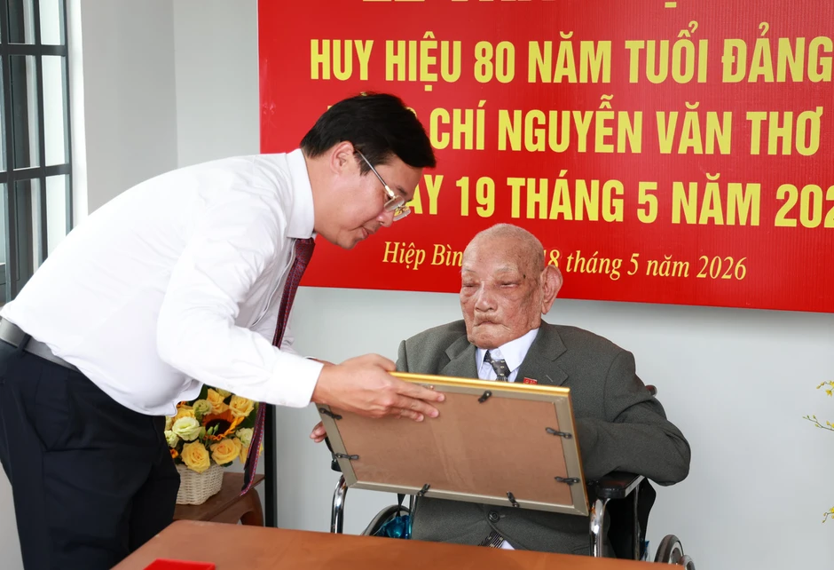 Ông Lê Quốc Phong trao Huy hiệu 80 năm tuổi Đảng tới hai cán bộ Ông Lê Quốc Phong trao Huy hiệu 80 năm tuổi Đảng tới hai cán bộ