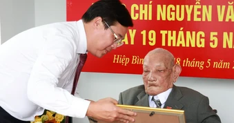 Ông Lê Quốc Phong trao Huy hiệu 80 năm tuổi Đảng tới hai cán bộ