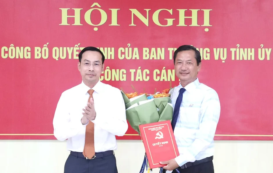 Ông Lê Văn Chuyển giữ chức Giám đốc Báo và Phát thanh - Truyền hình An Giang Ông Lê Văn Chuyển giữ chức Giám đốc Báo và Phát thanh - Truyền hình An Giang