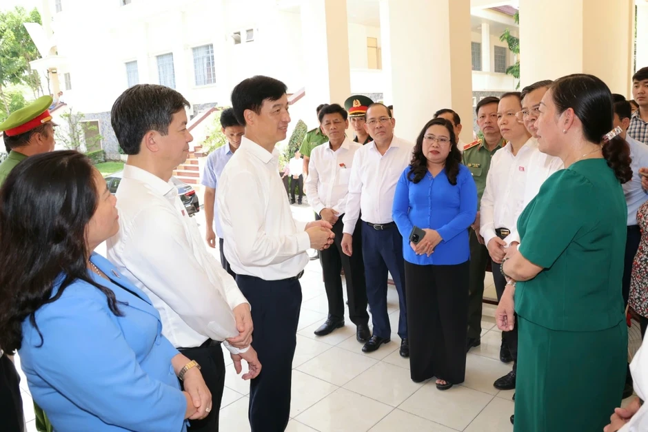 Ông Nguyễn Duy Ngọc thăm, tặng quà người dân khó khăn ở Cần Thơ Ông Nguyễn Duy Ngọc thăm, tặng quà người dân khó khăn ở Cần Thơ