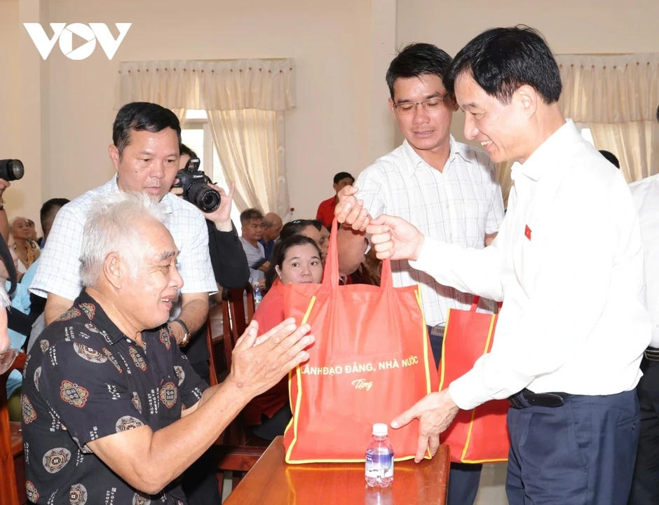 Ông Nguyễn Duy Ngọc thăm, tặng quà người dân khó khăn ở Cần Thơ Ông Nguyễn Duy Ngọc thăm, tặng quà người dân khó khăn ở Cần Thơ