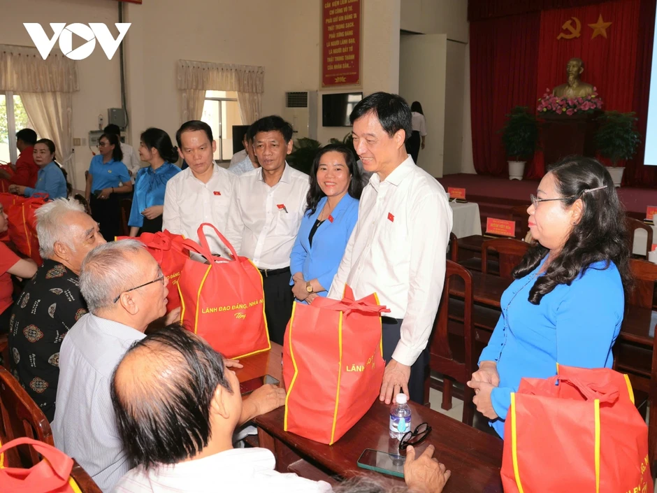 Ông Nguyễn Duy Ngọc thăm, tặng quà người dân khó khăn ở Cần Thơ Ông Nguyễn Duy Ngọc thăm, tặng quà người dân khó khăn ở Cần Thơ