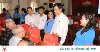 Ông Nguyễn Duy Ngọc thăm, tặng quà người dân khó khăn ở Cần Thơ