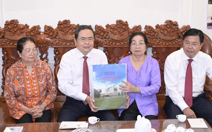 Ông Nguyễn Thanh Nghị thăm, tặng quà gia đình chính sách, công nhân khó khăn ở Quảng Ngãi