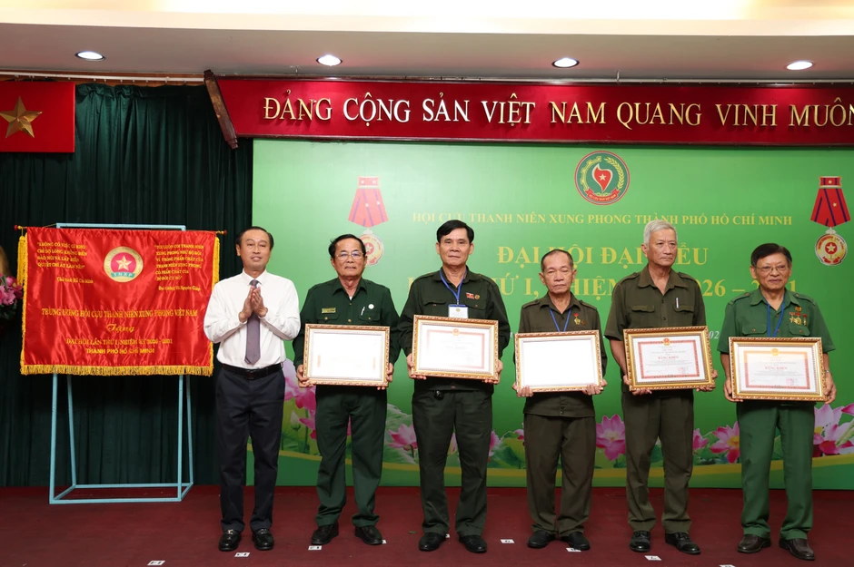Ông Trần Phương Tín làm Chủ tịch Hội Cựu Thanh niên xung phong TPHCM Ông Trần Phương Tín làm Chủ tịch Hội Cựu Thanh niên xung phong TPHCM
