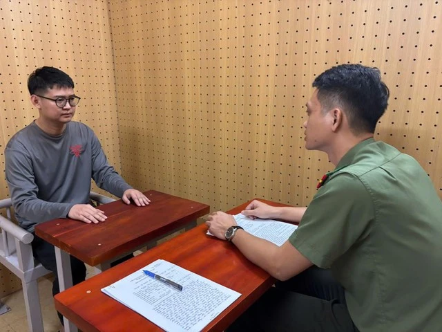 Phá chuyên án đặc biệt lớn tiêu thụ 2.250 tỷ đồng tiền thẻ cào, bắt 'ông trùm' Nguyễn Hoàng Tuấn SN 1987 Phá chuyên án đặc biệt lớn tiêu thụ 2.250 tỷ đồng tiền thẻ cào, bắt 'ông trùm' Nguyễn Hoàng Tuấn SN 1987