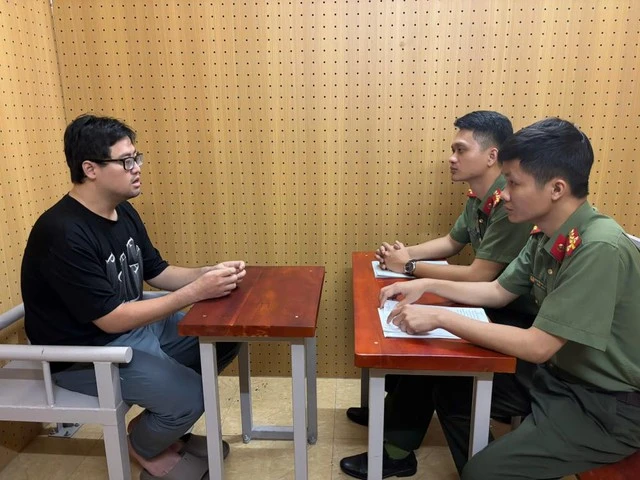 Phá chuyên án đặc biệt lớn tiêu thụ 2.250 tỷ đồng tiền thẻ cào, bắt 'ông trùm' Nguyễn Hoàng Tuấn SN 1987 Phá chuyên án đặc biệt lớn tiêu thụ 2.250 tỷ đồng tiền thẻ cào, bắt 'ông trùm' Nguyễn Hoàng Tuấn SN 1987
