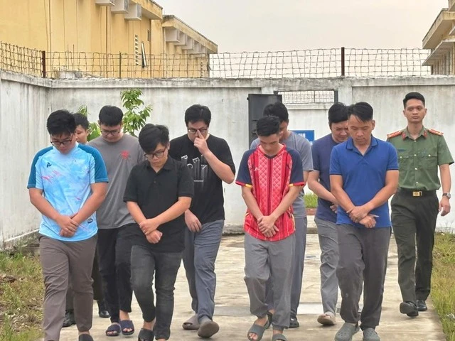 Phá chuyên án đặc biệt lớn tiêu thụ 2.250 tỷ đồng tiền thẻ cào, bắt 'ông trùm' Nguyễn Hoàng Tuấn SN 1987 Phá chuyên án đặc biệt lớn tiêu thụ 2.250 tỷ đồng tiền thẻ cào, bắt 'ông trùm' Nguyễn Hoàng Tuấn SN 1987