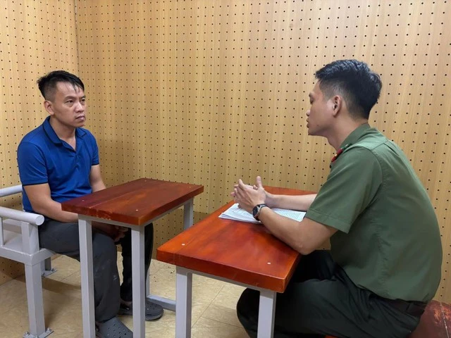 Phá chuyên án đặc biệt lớn tiêu thụ 2.250 tỷ đồng tiền thẻ cào, bắt 'ông trùm' Nguyễn Hoàng Tuấn SN 1987 Phá chuyên án đặc biệt lớn tiêu thụ 2.250 tỷ đồng tiền thẻ cào, bắt 'ông trùm' Nguyễn Hoàng Tuấn SN 1987
