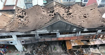 Phá dỡ khẩn cấp đoạn giữa nhà lồng chợ Biên Hòa sau vụ cháy