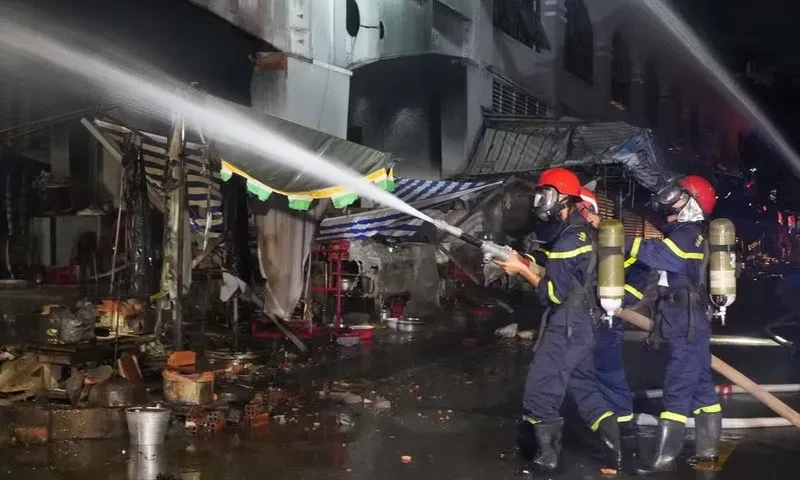 Phá dỡ khẩn cấp khu nhà lồng chợ Biên Hòa sau vụ cháy Phá dỡ khẩn cấp khu nhà lồng chợ Biên Hòa sau vụ cháy