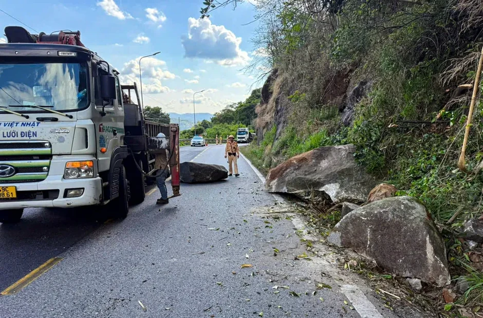 Phá dỡ tảng đá khổng lồ nằm cheo leo trên đèo Bảo Lộc Phá dỡ tảng đá khổng lồ nằm cheo leo trên đèo Bảo Lộc