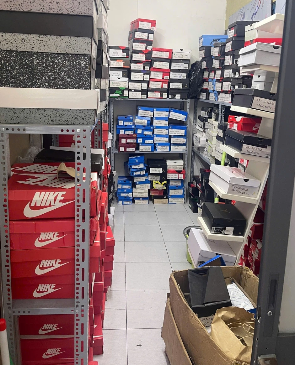 Phá đường dây bán giày giả mạo thương hiệu Nike, Adidas ở TPHCM Phá đường dây bán giày giả mạo thương hiệu Nike, Adidas ở TPHCM