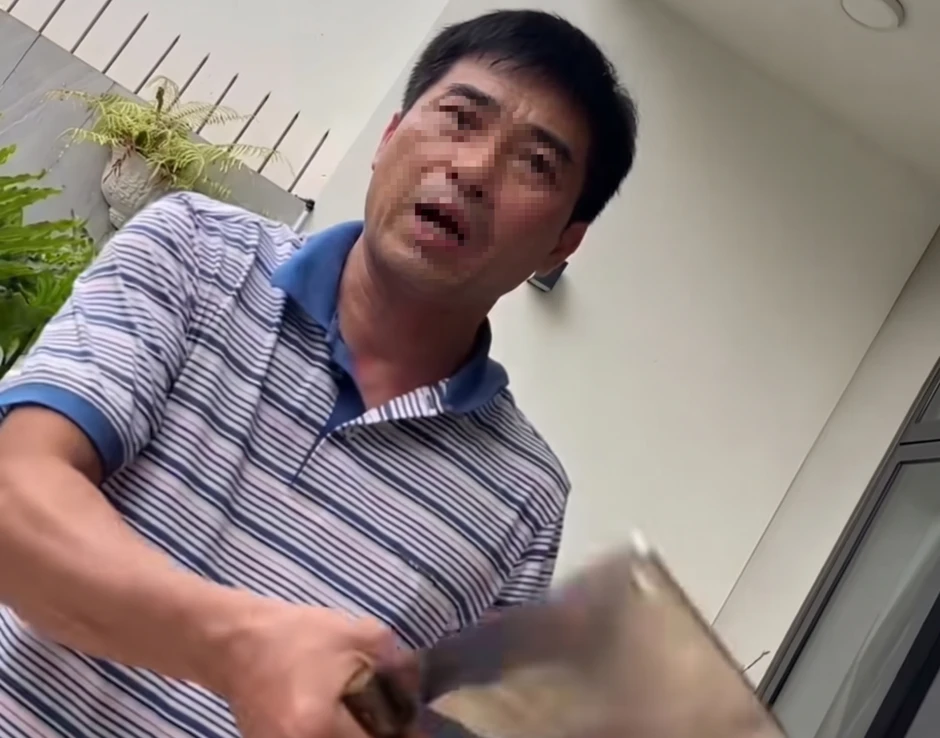 Pháp lý vụ người đàn ông vung dao dọa thợ sửa khoá ở TPHCM