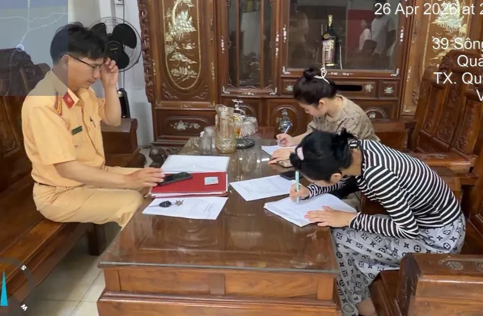 Phạt 16,5 triệu đồng 3 người liên quan vụ 2 thiếu nữ đầu trần, đi xe máy ngược chiều trên cao tốc Phạt 16,5 triệu đồng 3 người liên quan vụ 2 thiếu nữ đầu trần, đi xe máy ngược chiều trên cao tốc