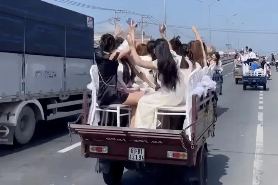 Phạt 4 tài xế xe ba bánh đưa dâu vi phạm giao thông, tịch thu 3 phương tiện Phạt 4 tài xế xe ba bánh đưa dâu vi phạm giao thông, tịch thu 3 phương tiện