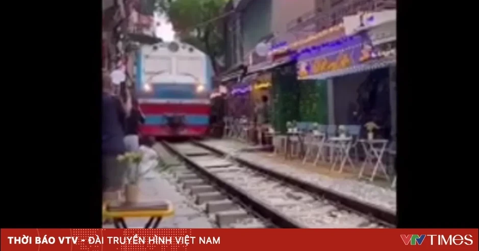 Phạt chủ quán cà phê vụ nữ du khách ngồi sát đường ray bị tàu hỏa húc văng điện thoại