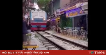 Phạt chủ quán cà phê vụ nữ du khách ngồi sát đường ray bị tàu hỏa húc văng điện thoại