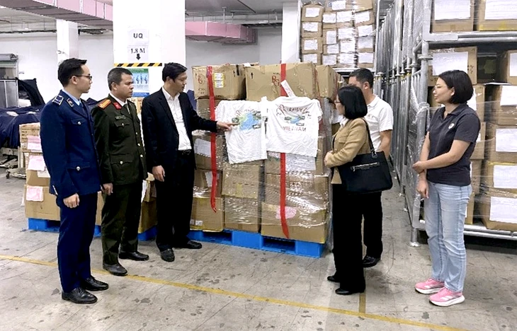 Phạt doanh nghiệp in hàng ngàn áo phông thiếu Hoàng Sa, Trường Sa Phạt doanh nghiệp in hàng ngàn áo phông thiếu Hoàng Sa, Trường Sa