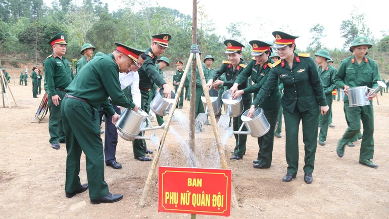 Phát động phong trào trồng cây và thi đua giai đoạn 2026-2030 của Phụ nữ Quân đội Phát động phong trào trồng cây và thi đua giai đoạn 2026-2030 của Phụ nữ Quân đội