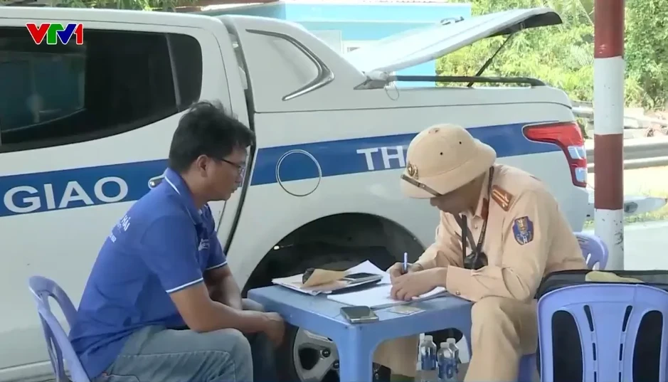 Phạt hàng loạt tài xế và hành khách không thắt dây an toàn trên cao tốc Phạt hàng loạt tài xế và hành khách không thắt dây an toàn trên cao tốc