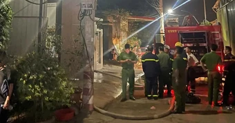 Phát hiện 1 thi thể trong căn nhà 2 tầng bốc cháy lúc rạng sáng ở Hà Nội