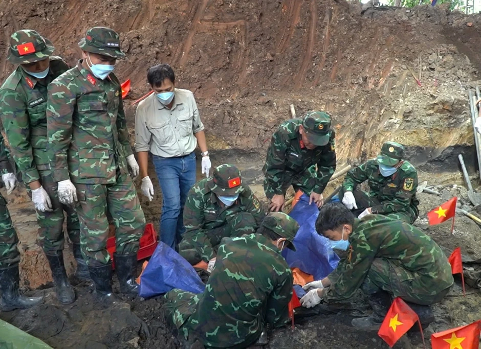 Phát hiện 24 bộ hài cốt liệt sĩ cùng nhiều di vật tại Công viên Lê Thị Riêng Phát hiện 24 bộ hài cốt liệt sĩ cùng nhiều di vật tại Công viên Lê Thị Riêng