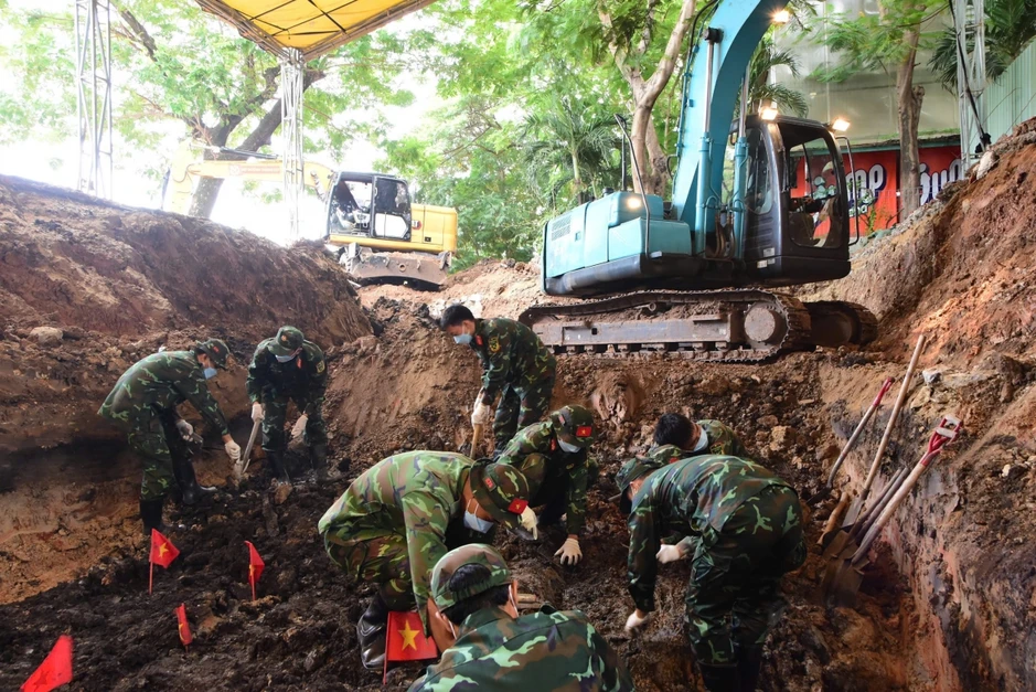Phát hiện 24 bộ hài cốt liệt sĩ cùng nhiều di vật tại Công viên Lê Thị Riêng Phát hiện 24 bộ hài cốt liệt sĩ cùng nhiều di vật tại Công viên Lê Thị Riêng